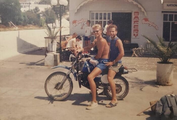 "Мой отец встретил Дэвида Боуи на отдыхе в Греции, 1988"