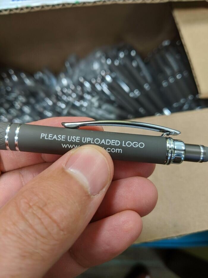 10. "В нашей компании теперь есть 900 таких ручек". Надпись: "Пожалуйста, используйте загруженный логотип"