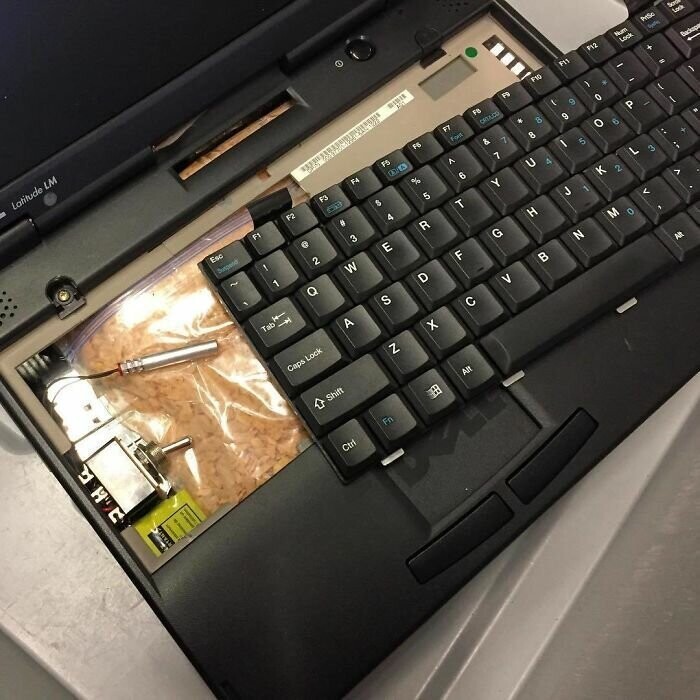 Макет ноутбука с макетом бомбы внутри. Динамит, конечно, ненастоящий, но от этого идея не становится более здравой-й,