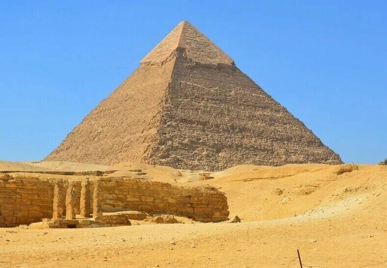 Пирамида Хефрена. Немного отстал от отца с его пирамидой Хеопса.