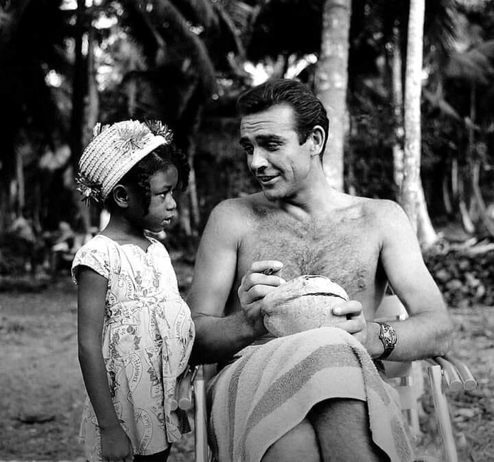 Шон Коннери подписывает кокос ямайской девочке. На съёмках "Доктора Ноу" ("Dr. No"), 1962.