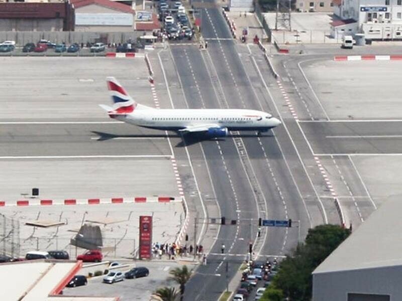 17. Аэропорт Гибралтара.