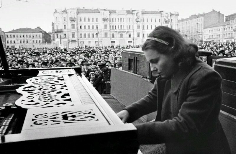 Пианистка Московской консерватории Нина Петровна Емельянова во время выступления на площади Маяковского в Москве. СССР. 9 мая 1945 г.