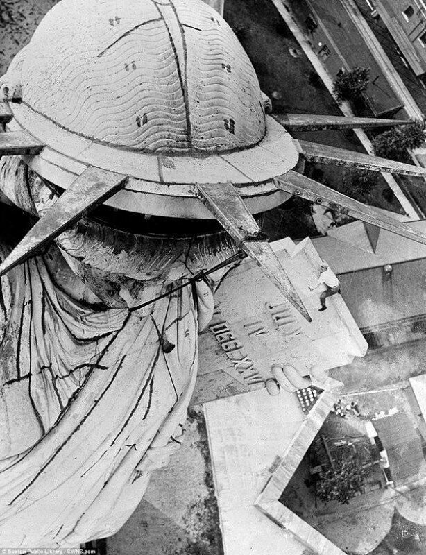 Олдскульный экстрим - на статую Свободы без страховки. Нью-Йорк. США. 1938г.