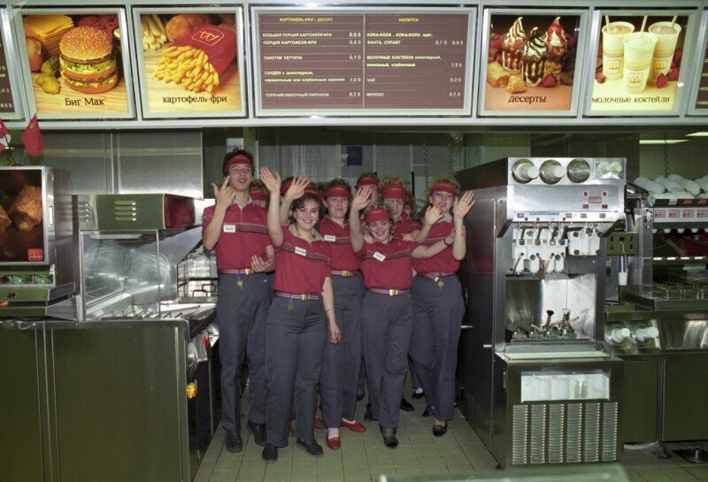 Персонал Макдональдса на следующий день после открытия, 1 февраля 1990 г.