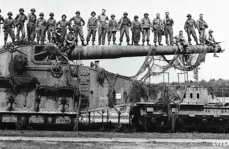 Захваченное железнодорожное орудие. Германия, 1945