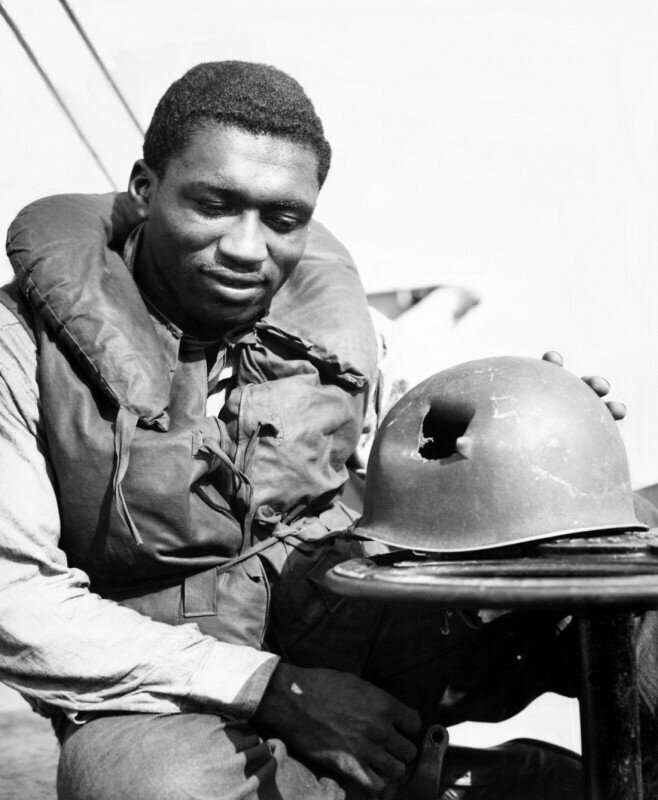 Американский солдат со своим шлемом пробитым осколком во время операции «Драгун»; высадка союзников на юге Франции, 1944 г