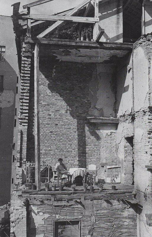 Женщина в своей разбомбленной квартире. Берлин, 1945