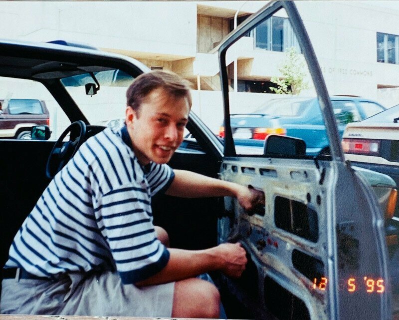 Элон Маск со своей первой машиной BMW 320i, 1995.