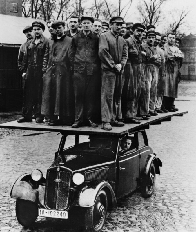Проверка на прочность деревянного кузова немецкого автомобиля DKW F8. На машине стоят не менее 28 человек. Фото 1939 года.