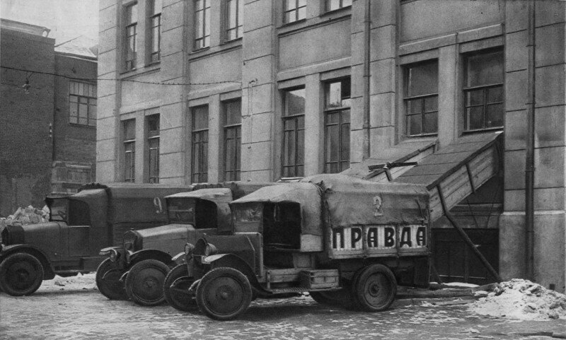 Грузовики на погрузке у типографии газеты "Правда". 1930 - 1931 годы. СССР.