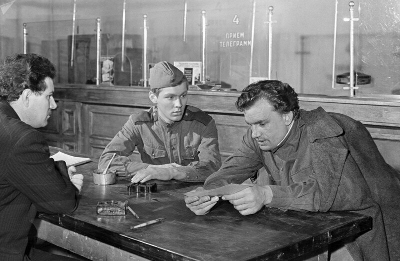 Григорий Чухрай с Владимиром Ивашевым и Евгением Урбанским на съемках фильма "Баллада о солдате". 1959 год