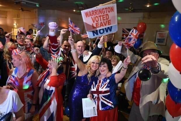 Сторонники Brexit размахивают флагами на вечеринки в Уоррингтоне