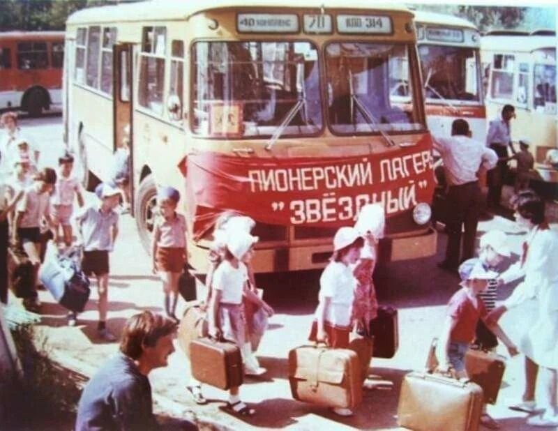 Советские автобусы, которые доставляли детей в пионерские лагеря