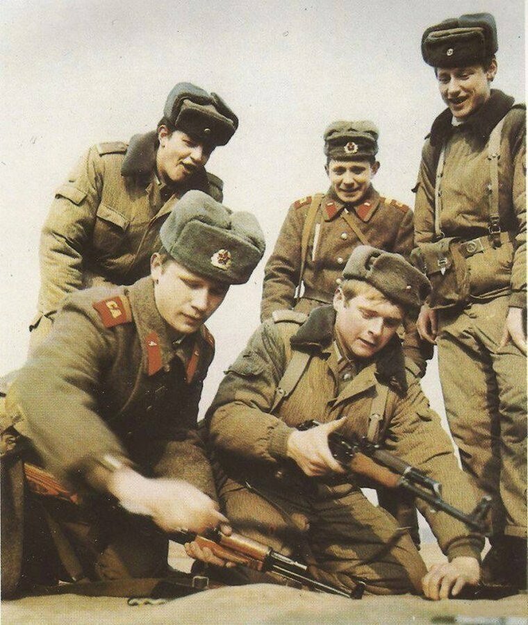 Советские и солдаты армии ГДР соревнуются в разборке АК 