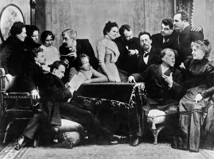Антон Чехов с артистами Московского художественного театра, Россия, 1899 год. 