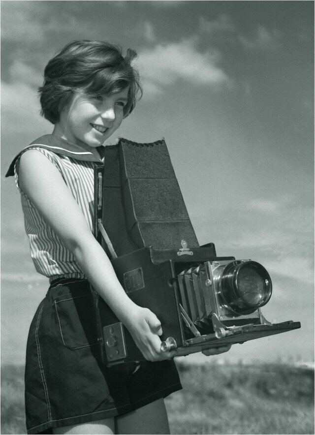 10–летняя девочка с большой отцовской камерой Graflex на пляже в Мельбурне. Австралия. 1950–е годы 