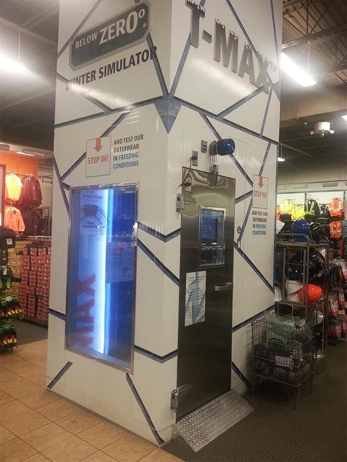 В местном магазине есть специальный «симулятор холода» для тестирования зимней одежды