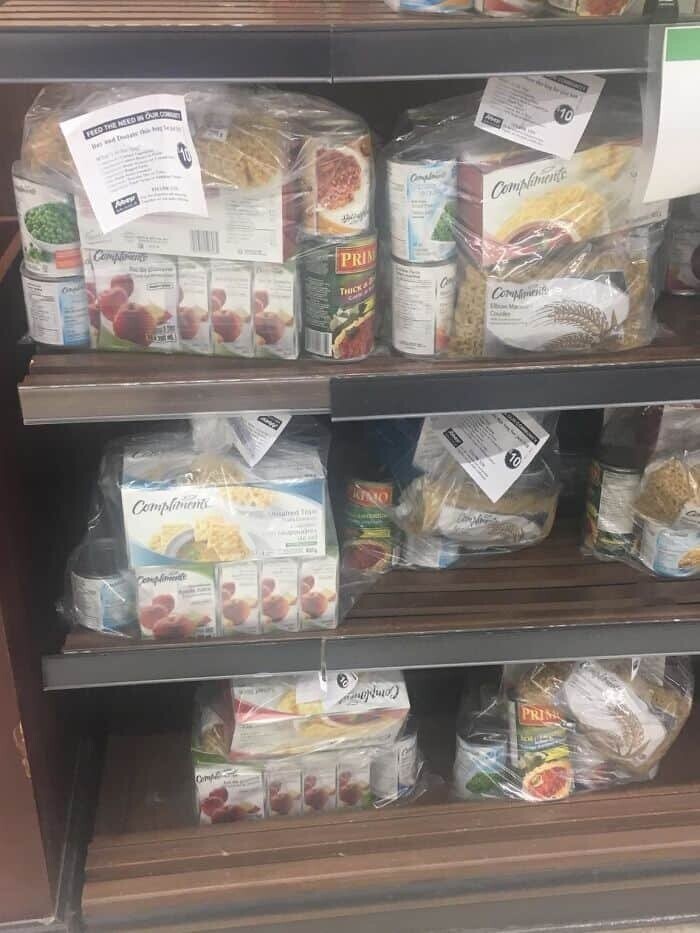 В местном супермаркете есть готовые наборы, которые можно купить и отдать бездомным людям