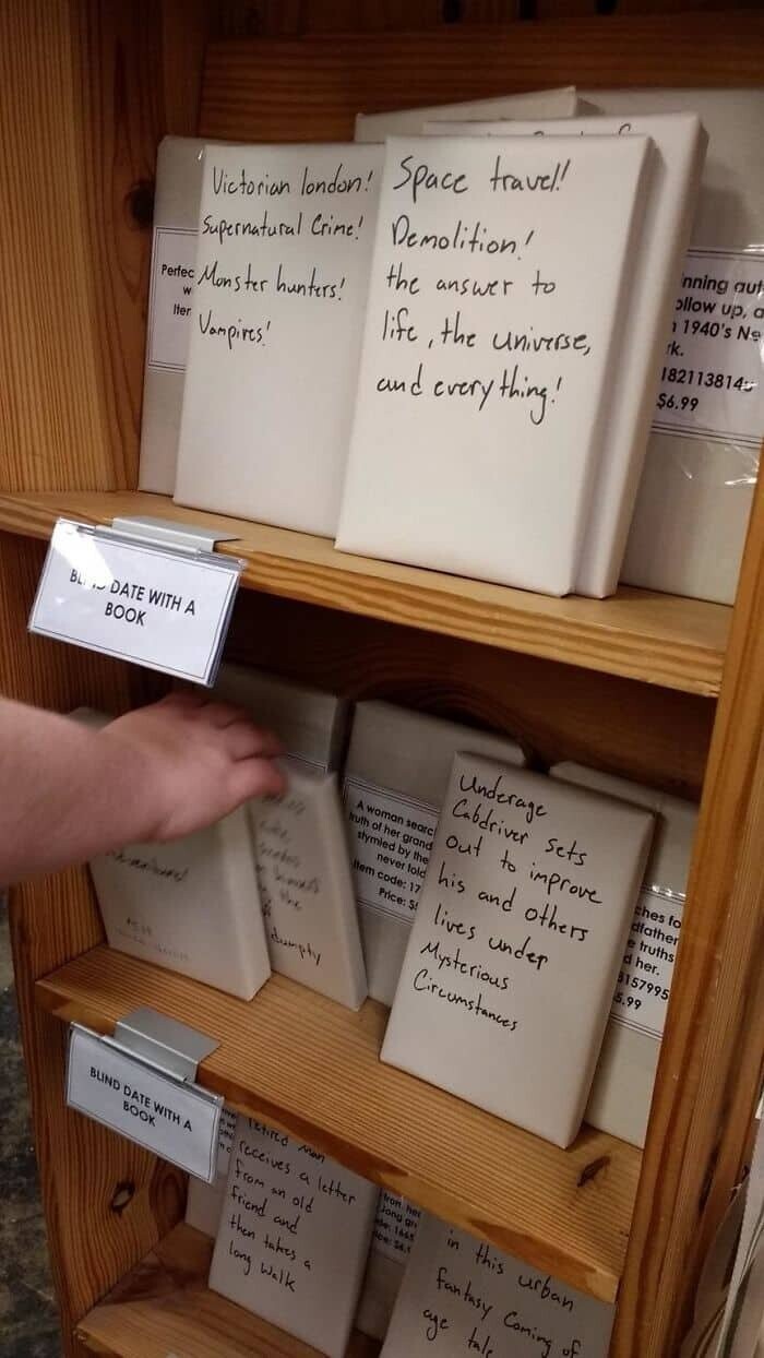 Книжный магазин предлагает «свидание вслепую» — вы выбираете книгу, не зная её названия и автора