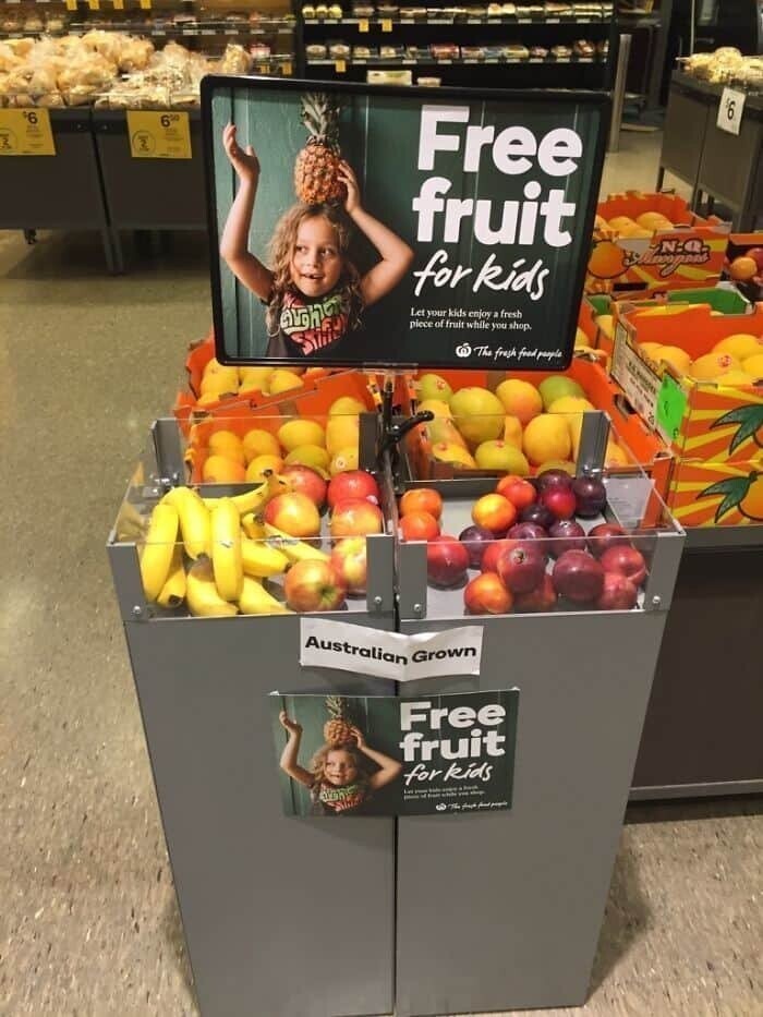В этом магазине дети могут взять бесплатный фрукт, который можно съесть во время шоппинга