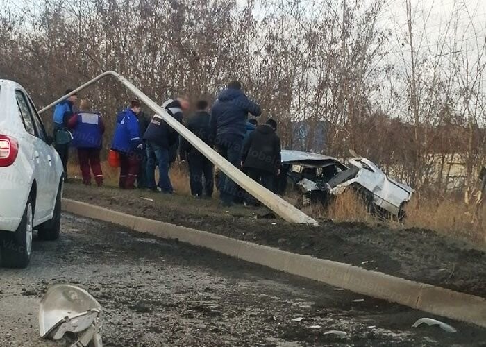 Авария дня. В Белгороде ВАЗ влетел в опору ЛЭП