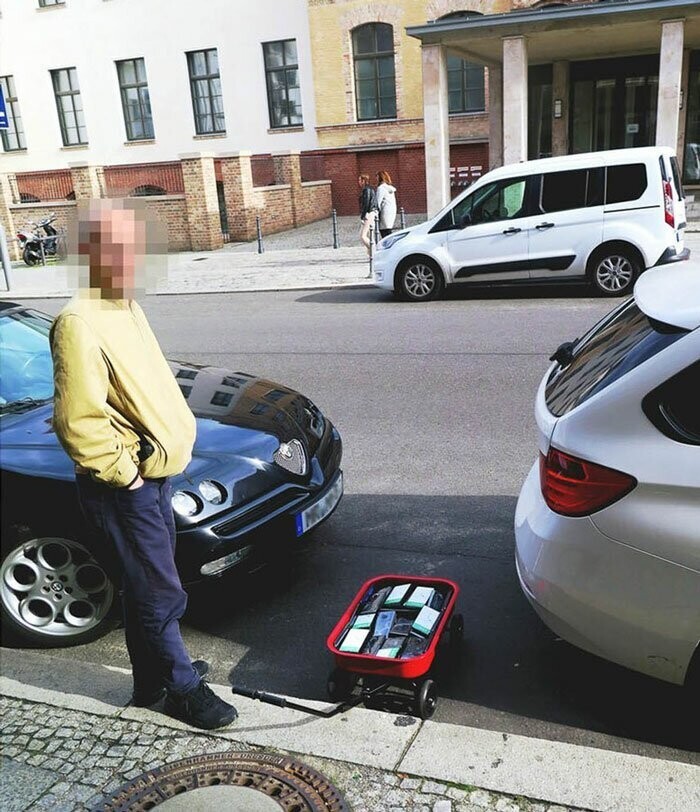 Художник из Берлина обманул Google-карты с помощью 99 смартфонов