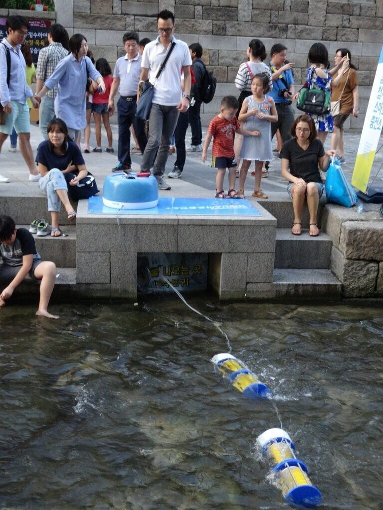 В Сеуле, в протекающей там речке, установлены генераторы, которые вращает вода и вырабатывает энергию для подзарядки гаджетов