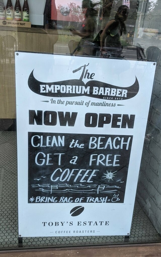 Парикмахерская предлагает бесплатный кофе в обмен на пакет мусора собранного на пляже
