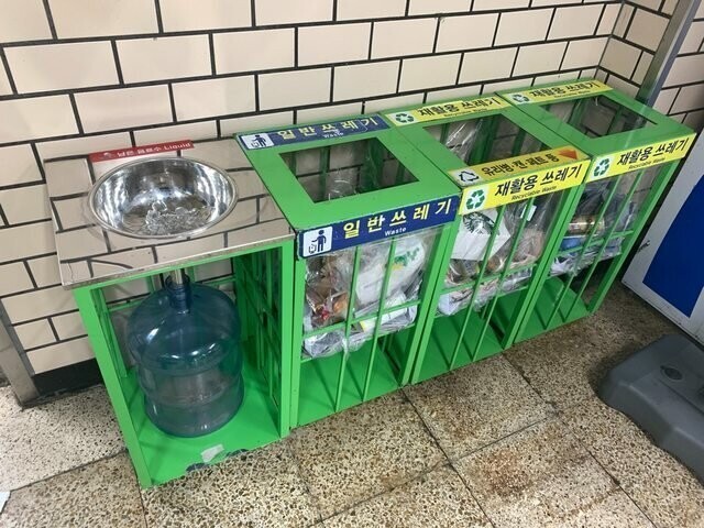 В корейском метро, прежде чем выбросить бутылку нужно вылить из нее остатки жидкости