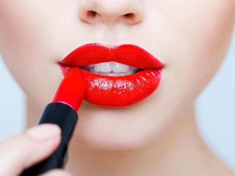 Вдохновленные яркостью: зачем женщины используют губную помаду?