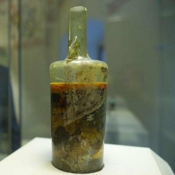 14. Самое старое римское вино 4 века нашей эры. Эта 1,5-литровая бутылка была найдена в могиле римского дворянина в современной Германии