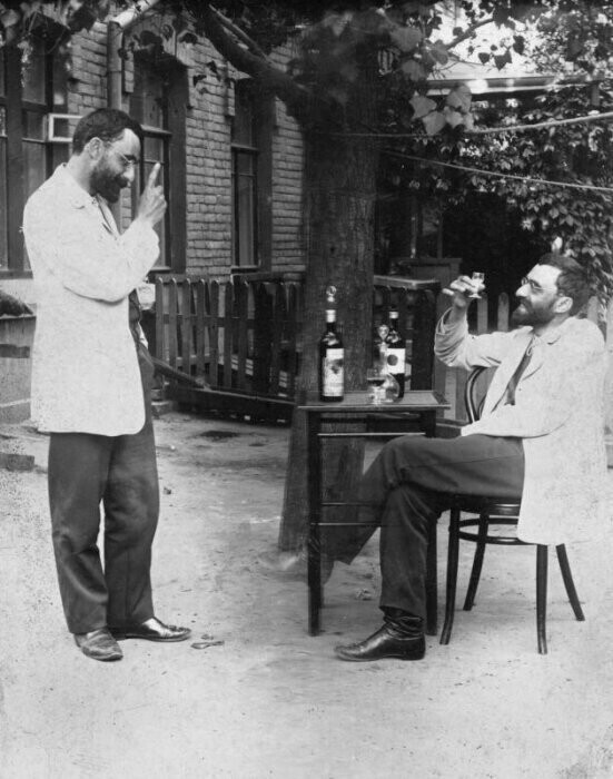 Врачи выпивают после рабочего дня, 1900-е