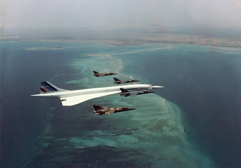 Сверхзвуковой пассажирский авиалайнер Concorde в сопровождении истребителей Mirage F1 ВВС Франции