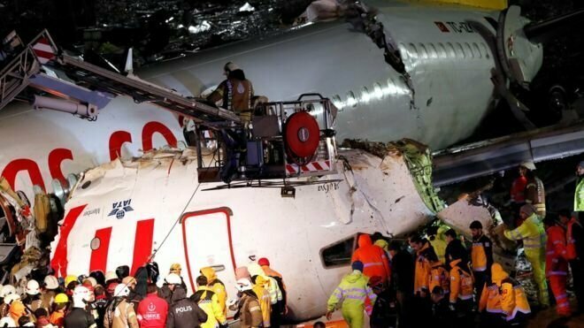 В результате жесткой посадки самолета в Стамбуле погибли три человека