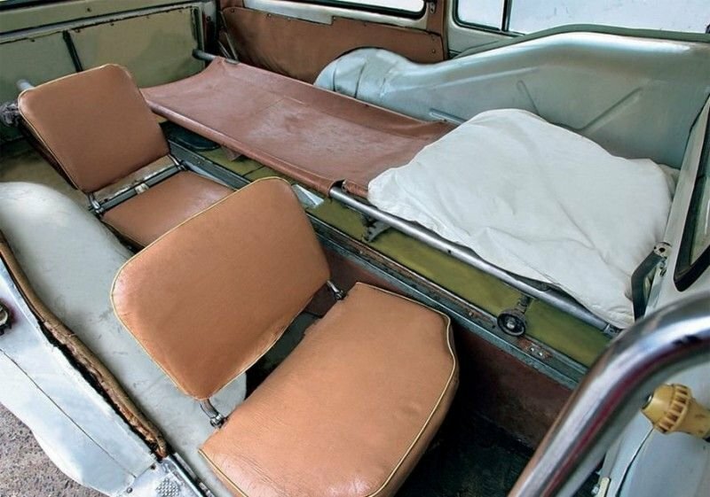 Вот так расположены носилки и откидные кресла для медперсонала в медицинской версии ГАЗ-22Б