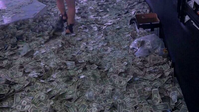 Стриптизерши Майами пробираются через кучу денег усыпанные на полу