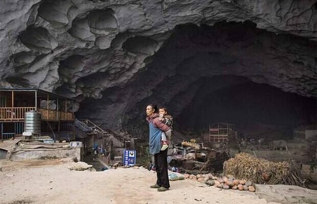 Внутри китайской пещеры расположилась деревня