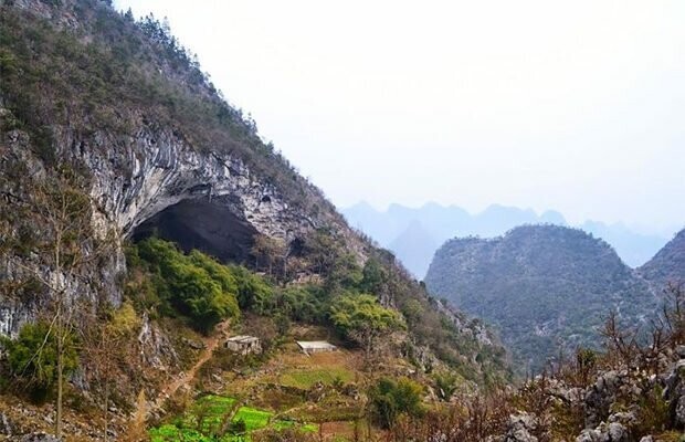 Внутри китайской пещеры расположилась деревня