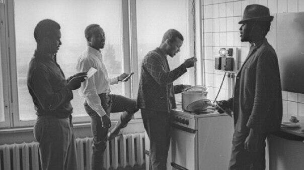 4. Студенты из стран Африки на кухне общежития, 1980-е годы