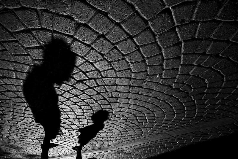 Свет, тени и силуэты: магия чёрно-белой уличной фотографии Гая Коэна