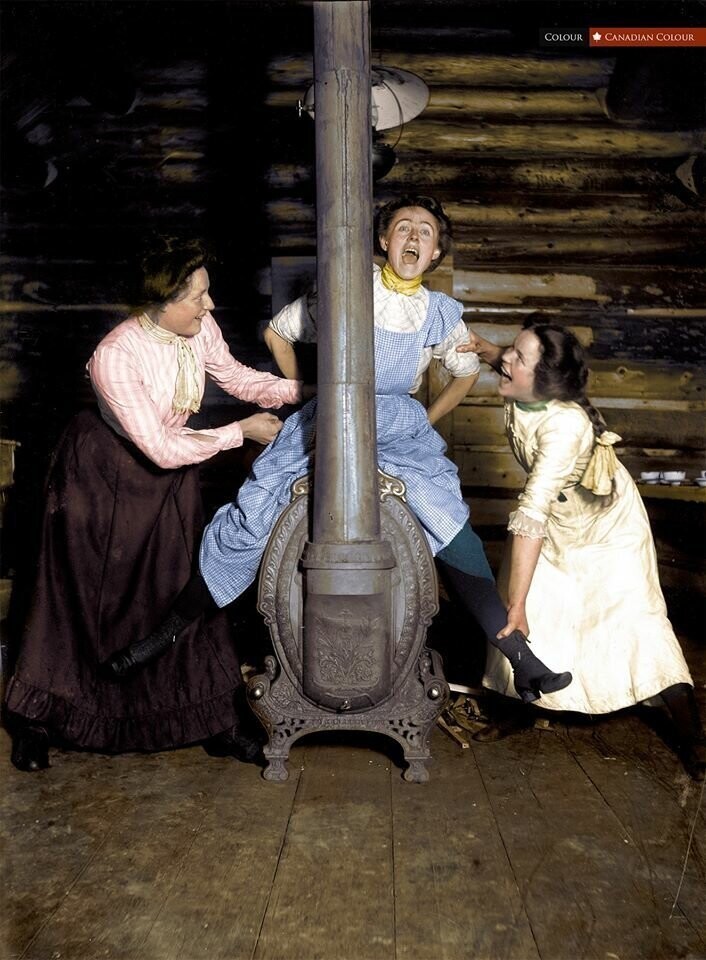 Мэтти Гантерман (на плите) и друзья, Нетти Л. Майн, Фергюсон, Британская Колумбия, 1902 год. 