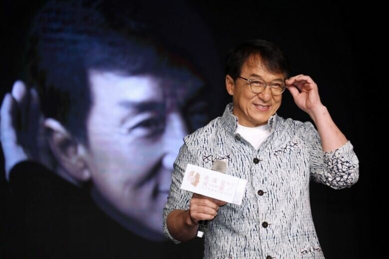 Джеки Чан пообещал заплатить миллион юаней врачу, придумавшему вакцину от коронавируса