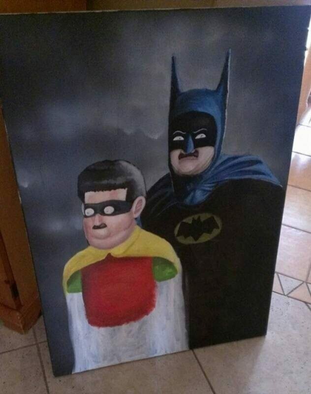 Вероятнее всего, кто-то захотел заполучить семейный портрет в костюмах супергероев. Сложно судить о реалистичности изображения, но нас эти Бэтмен и Робин почему-то пугают.