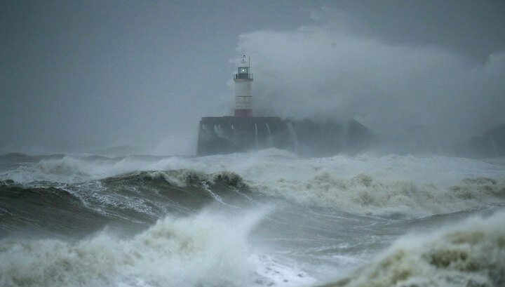 Мощный шторм: Британию может не только затопить, но и засыпать снегом