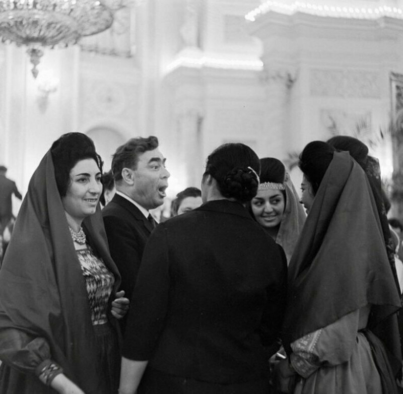 Леонид Ильич Брежнев с участницами Всемирного конгресса женщин. 1963 год.