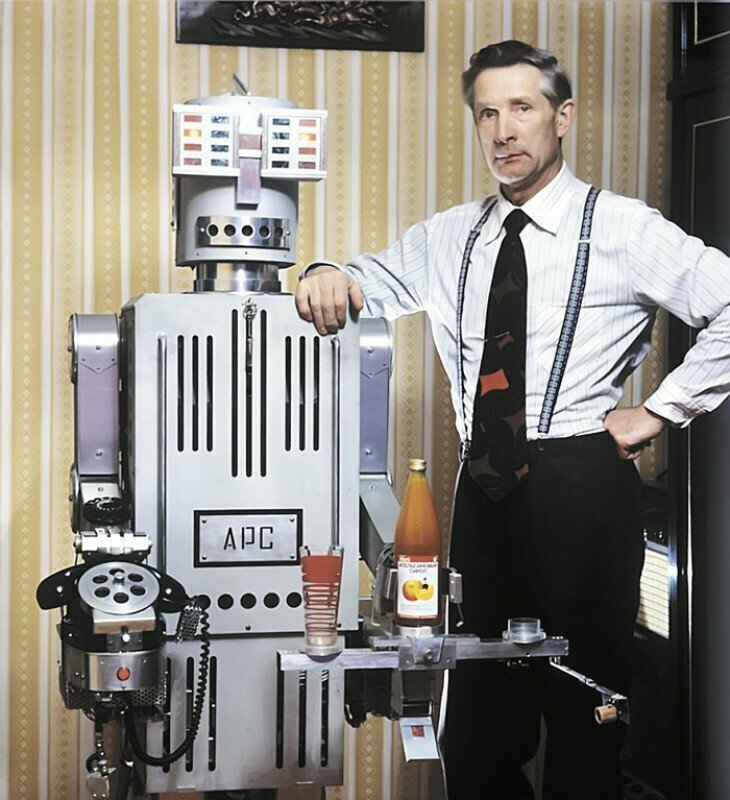 Борис Гришин и его творение:робот АРС. 1980-е