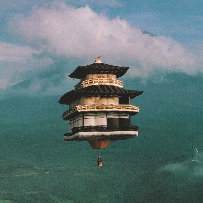 Золотая пагода в полете перед Фудзиямой, Япония, 1990 г.