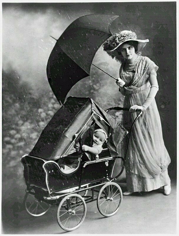 Детская коляска с защитой от непогоды. 1913
