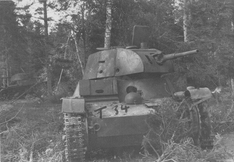 Немецкое фото уничтоженного советского экранированного Т-26 с подписью на фото "Т 34".